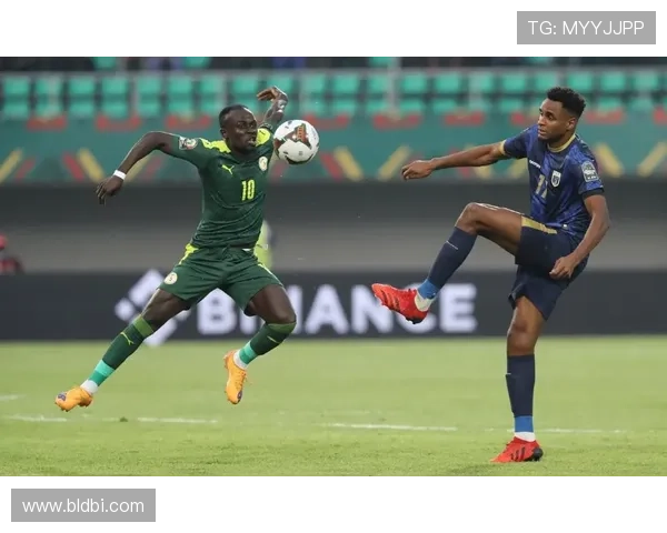 塞内加尔大方展示非洲杯奖杯入场 塞内加尔大方展示非洲杯奖杯入场