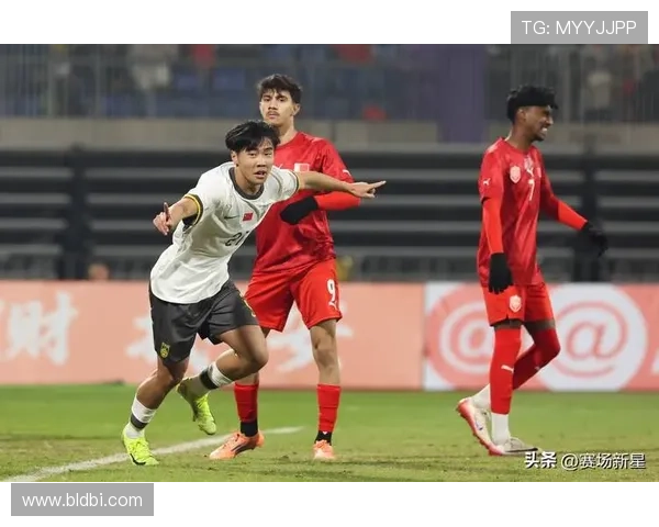 对手肘击踩踏U16国足逃红 阻碍救治引争议 对手肘击踩踏U16国足逃红 阻碍救治引争议